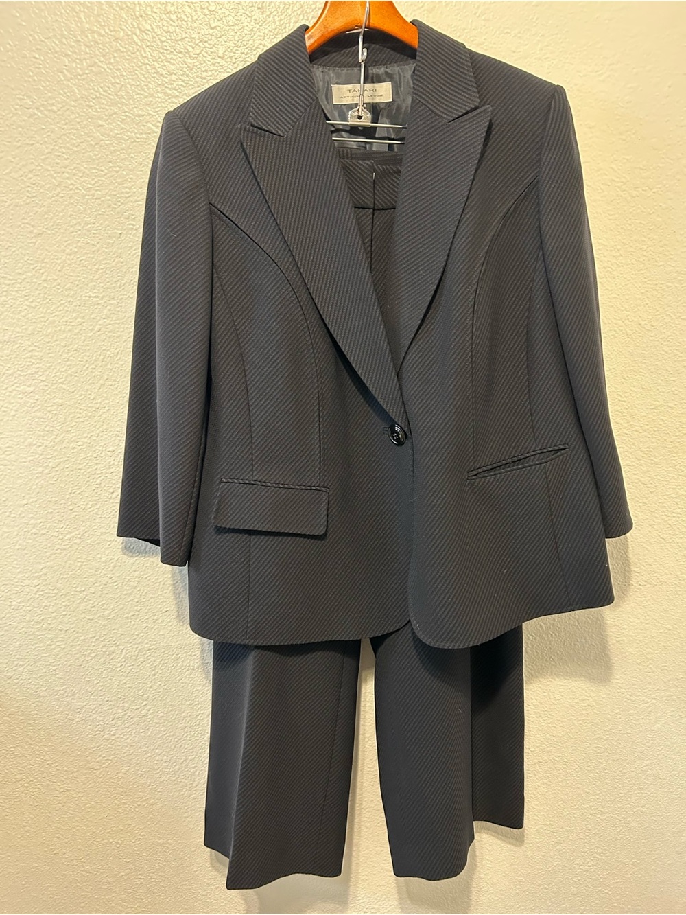 Tahari Two piece Pantsuit Dark Navy Blue Pinstripe Sleeves 3/4